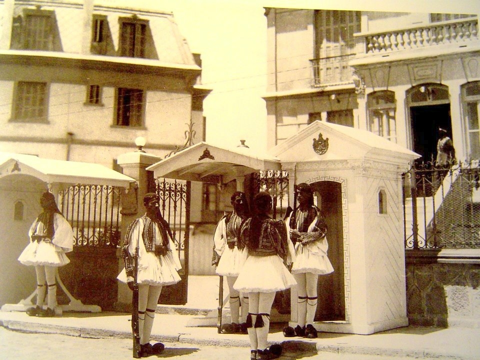 039. Αλλαγή Φρουράς έξω από το Διοικητήριο της Σμύρνης.